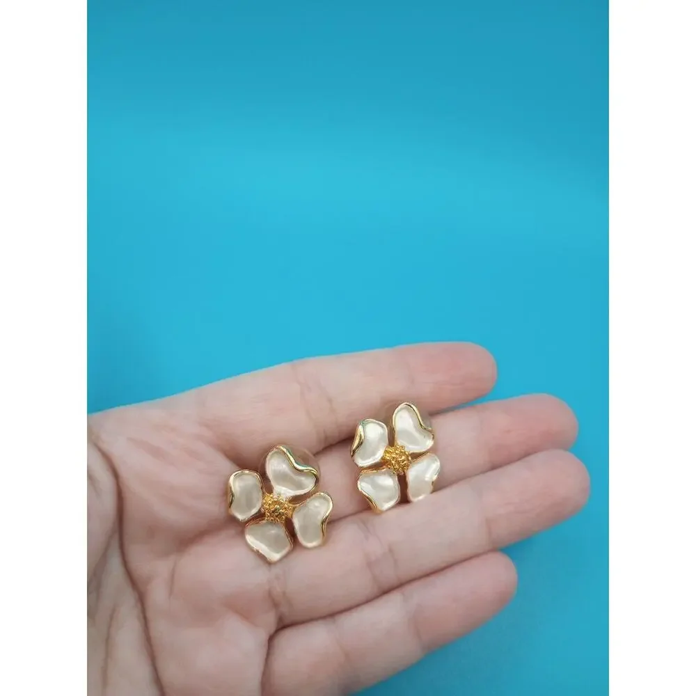 Goldtone White Enamel Flower Pierce Earrings